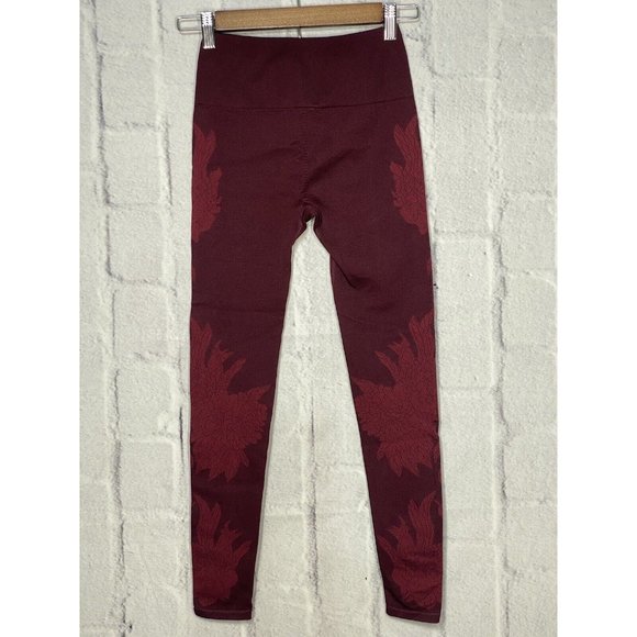 Fabletics Size XS High Waisted Seamless Floral Leggings Red Wine LG2040323 - Picture 2 of 10